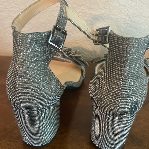 Stylish heels with beautiful design - Picture 4 of 6